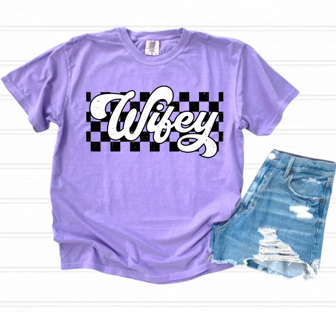 Wifey Comfort Colors Retro Checkered – Hello Honey-336